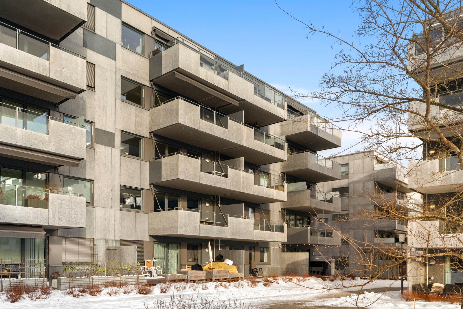 Beliggenheten gir deg en fin balanse mellom grønne omgivelser og kort vei til alt du trenger i hverdagen. Galleribilde