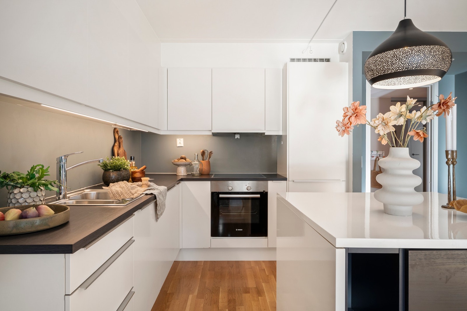 Det er integrert kjøl-/fryseskap, oppvaskmaskin, stekeovn og platetopp med mekanisk avtrekksvifte over stekesonen. Galleribilde