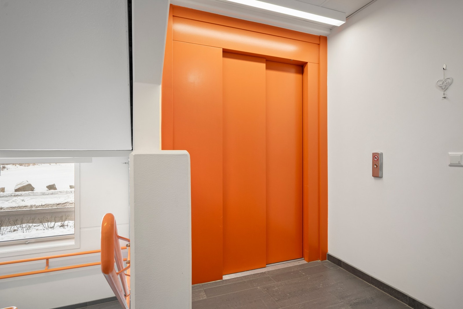 Enkel adkomst med heis eller trapp fra leiligheten ned til garasjeplass i kjeller. Galleribilde