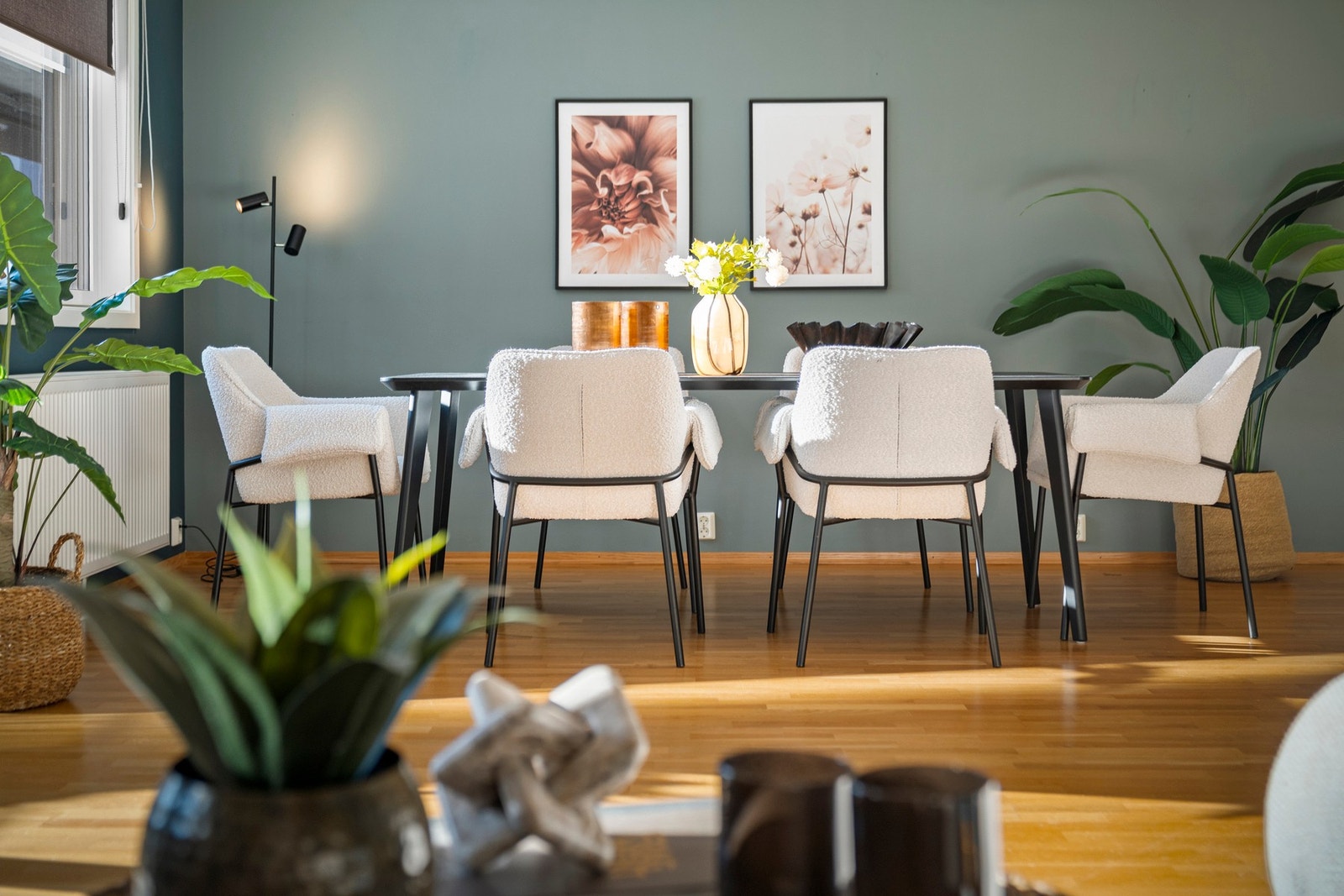 Dette er en bolig som er lett å trives i. Midtskogen er et populært sted å bo for folk i alle aldre. Galleribilde