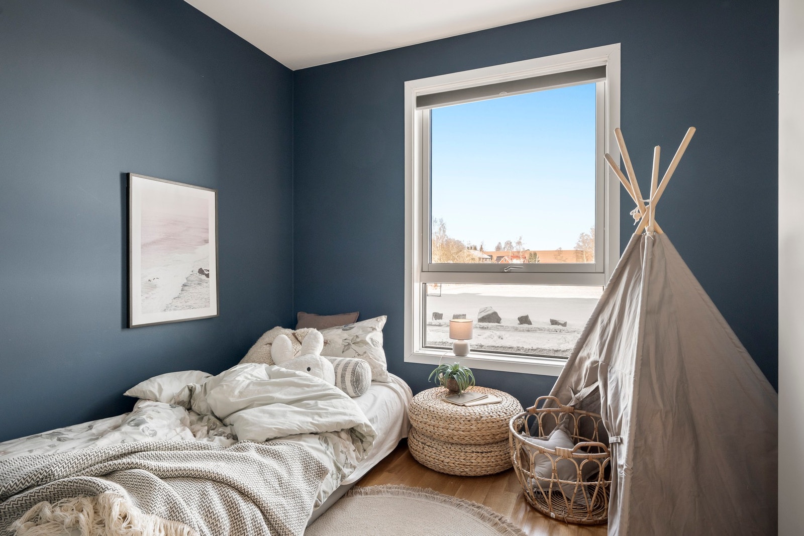 Soverom 2 er også et koselig rom, passer fint som barnerom, gjesterom så vel som hjemmekontor. Galleribilde