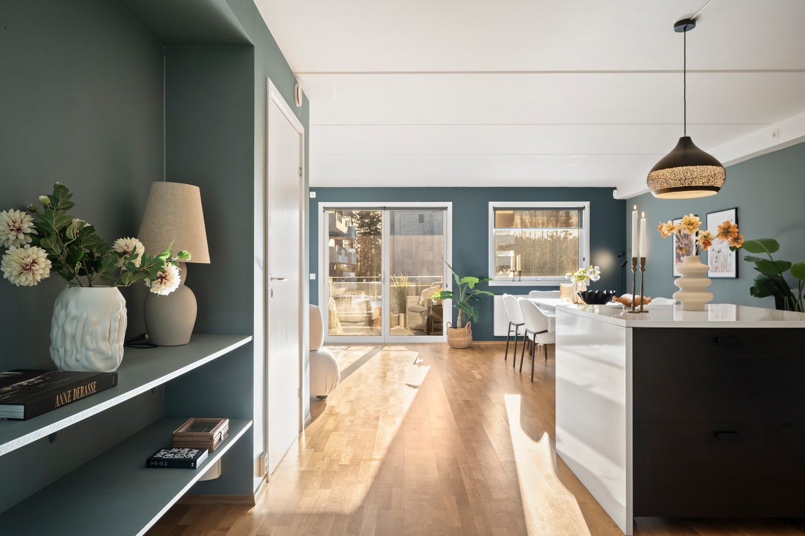 Ved inngangen til kjøkkenet er det dekorative plassbygde hyller for oppbevaring av pyntegjenstander. Galleribilde