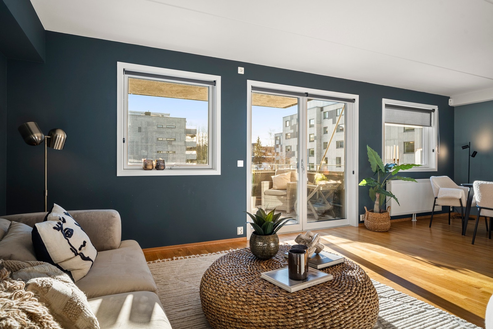 Stuen vender mot syd og har godt med lysinnslipp fra de store vinduene og balkongdør. Galleribilde