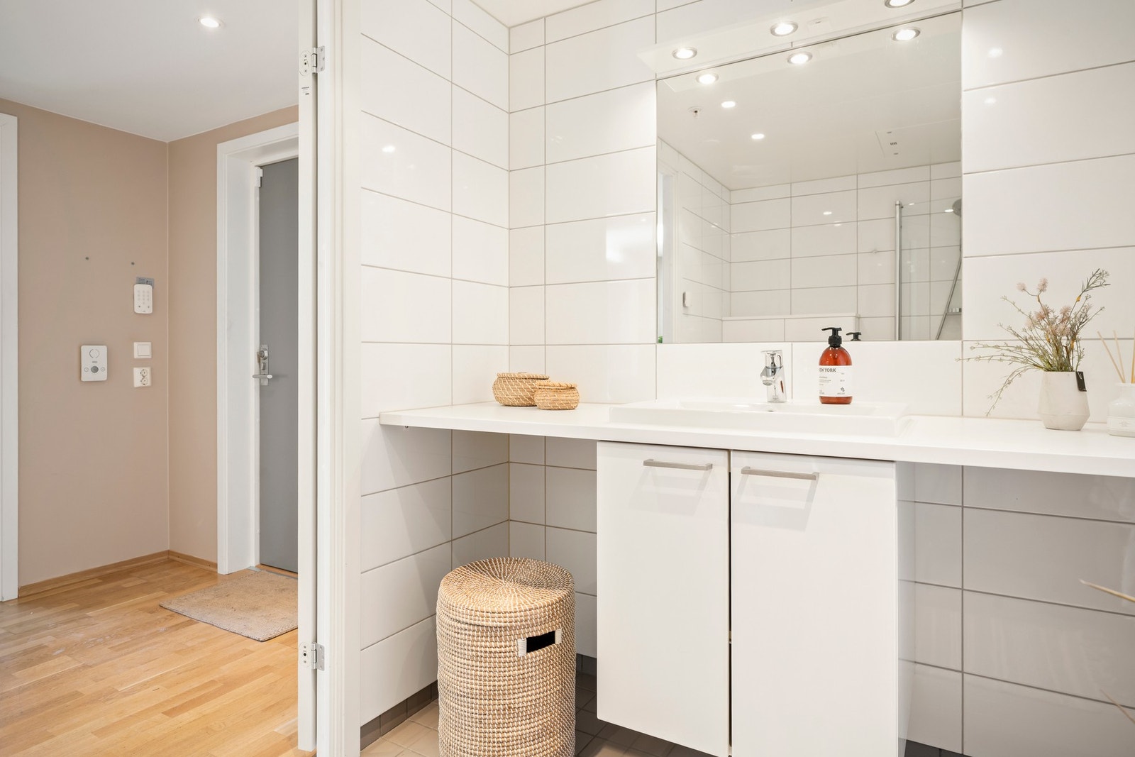 Har er det avsatt rom for både vaskemaskin og tørketrommel under benkeplaten. Det er downlights i himling og tidløs innredning. Galleribilde