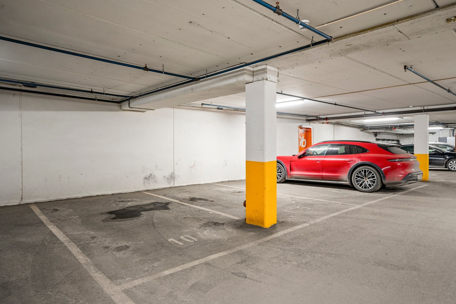 Hver boligseksjon har bruksrett til en parkeringsplass i Finstad Park Garasjesameie. Mulighet for å etablere elbil-lader. Galleribilde