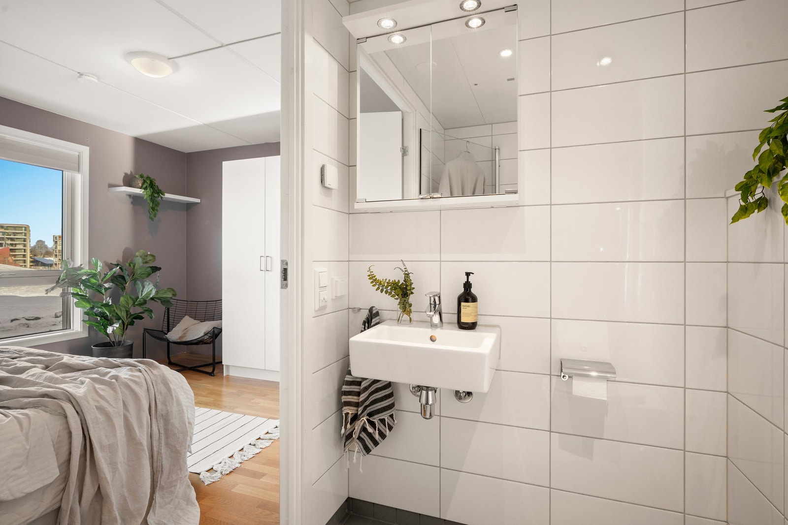 Pent flislagt med varmekabler i gulv og downlights i himling. Galleribilde