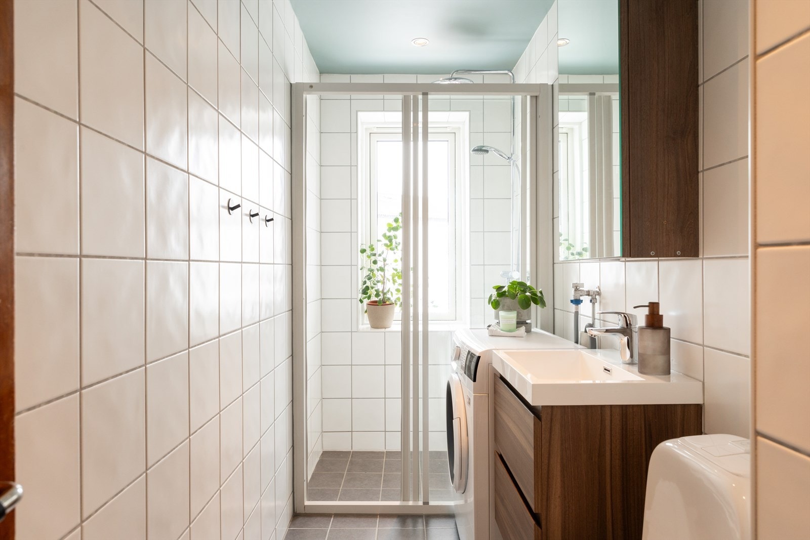 Pent, flislagt baderom med downlights i himlingen og elektrisk gulvvarme. Galleribilde