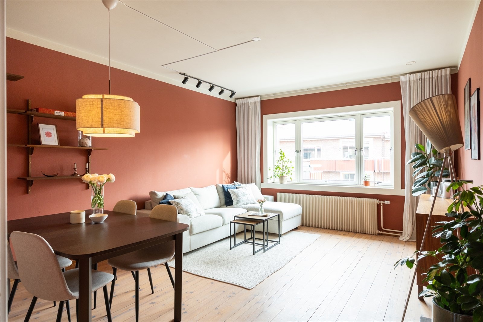 Stuen er lys og luftig med store vindusflater som sørger for rikelig med innslipp av naturlig lys. Galleribilde