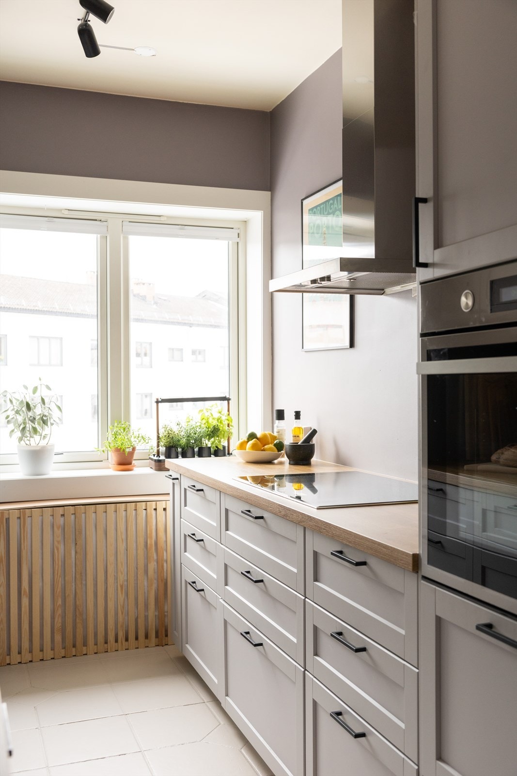 Videre er kjøkkenet utstyrt med integrert induksjonstopp, stekeovn og oppvaskmaskin, samt kullfilterventilator over koketopp. Galleribilde