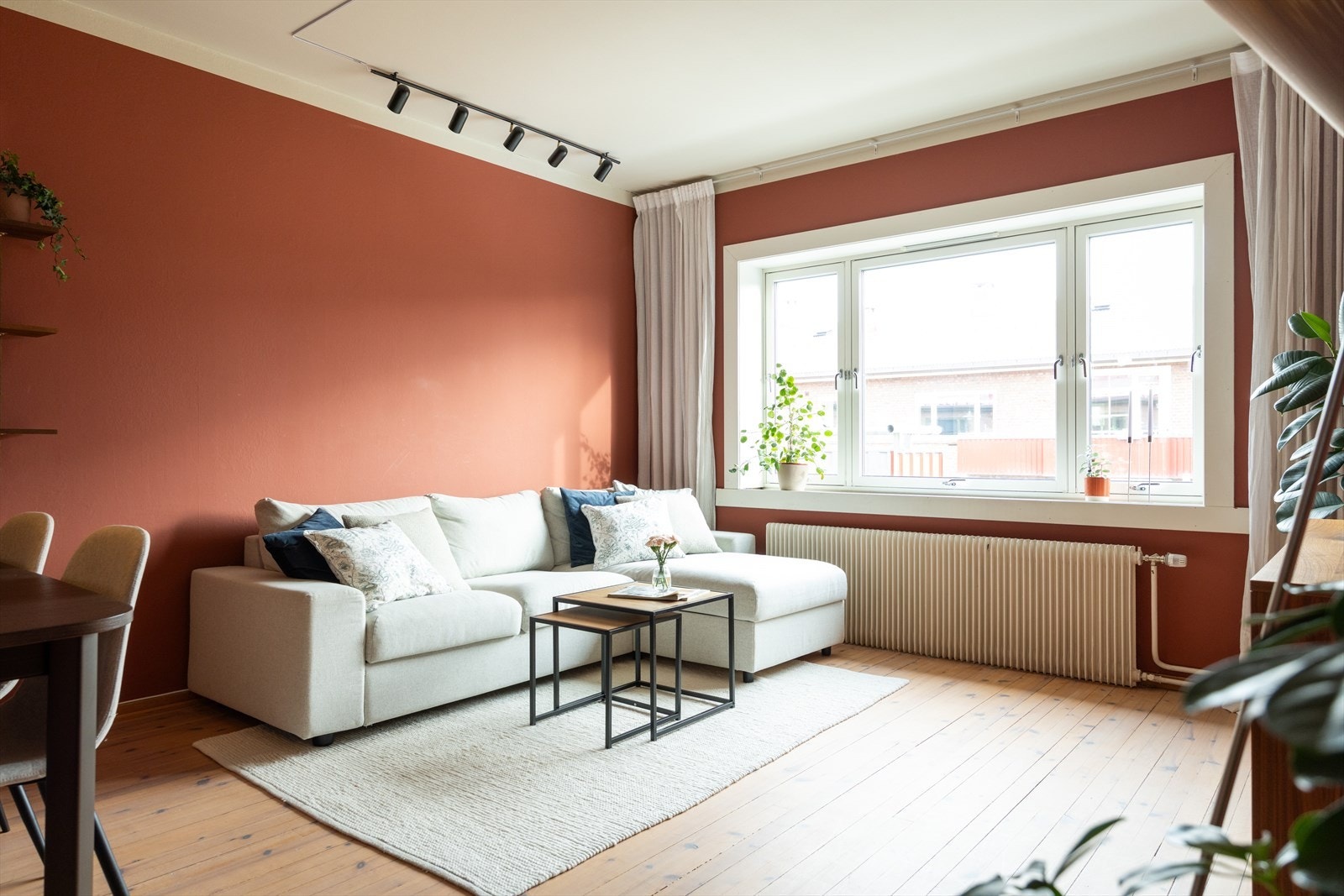 Planløsningen åpner opp for flere møbleringsmuligheter med god plass til sofagruppe, TV-møbler og spisebord med tilhørende stoler. Galleribilde