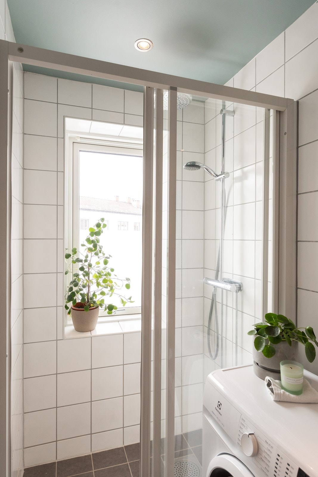 I 2024 ble dusjarmatur samt baderomsmøblement med servant og blandebatteri skiftet. Galleribilde