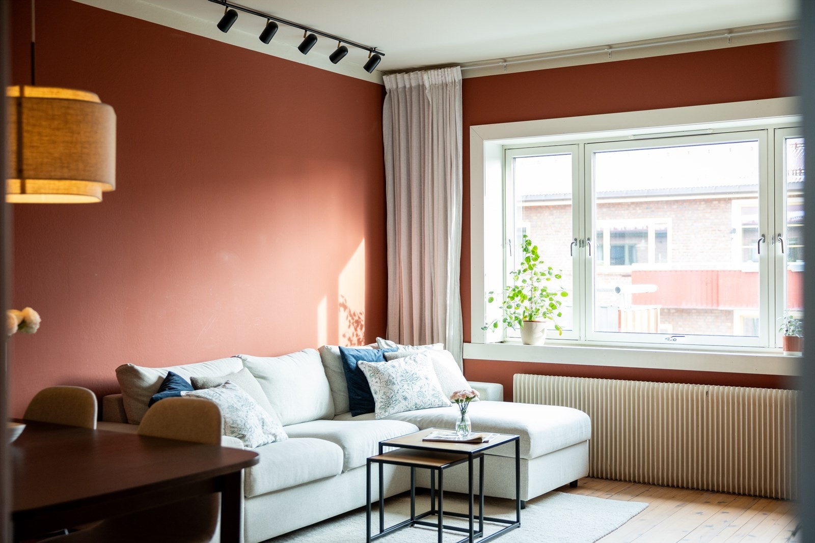 Gulvet er belagt med flott tregulv som ble hvitlakkert i 2024, og overflatene er sparklet og nymalt i delikate, moderne fargetoner samme år. Galleribilde