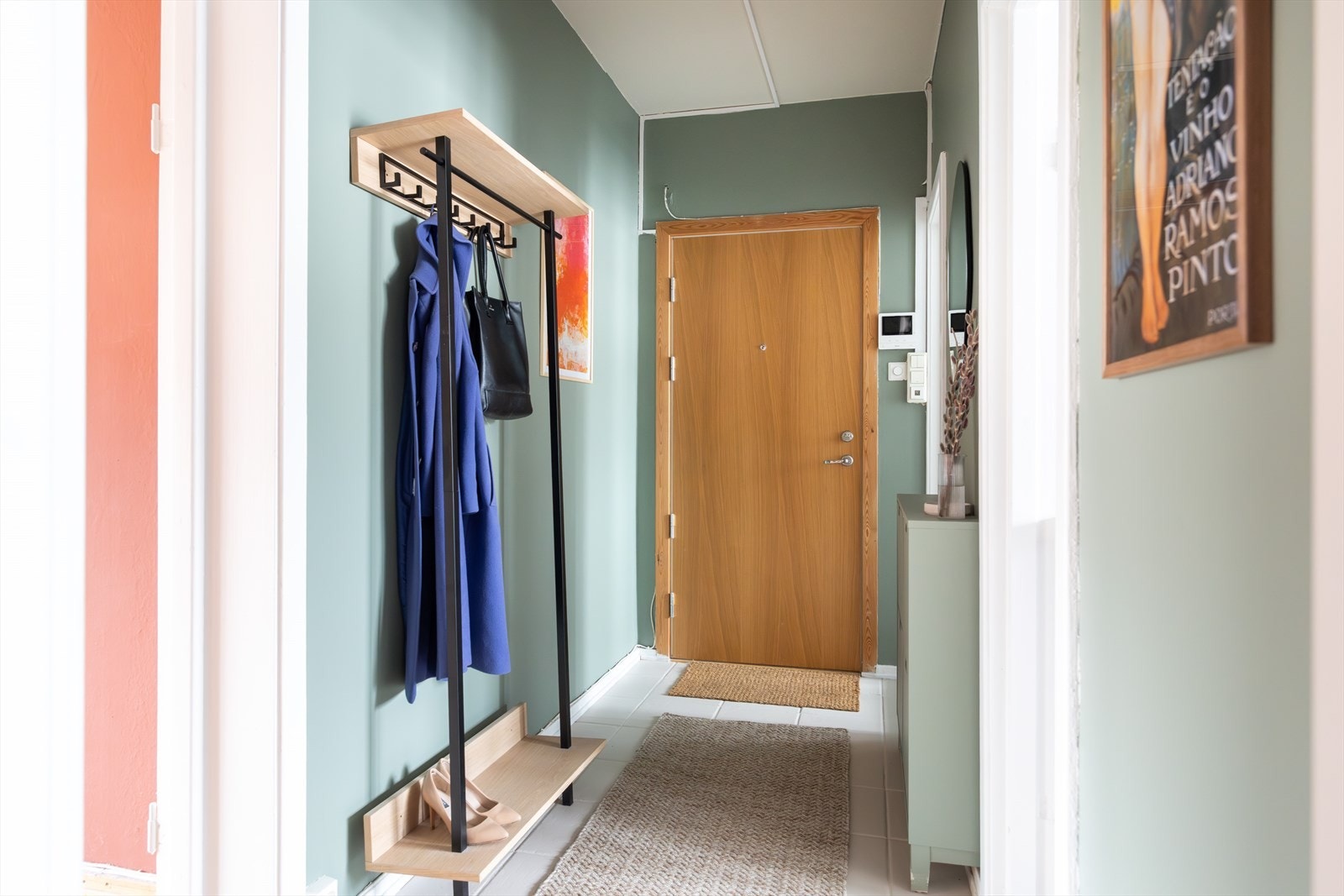 Leiligheten har en innbydende entré som skaper et umiddelbart godt førsteinntrykk. Galleribilde