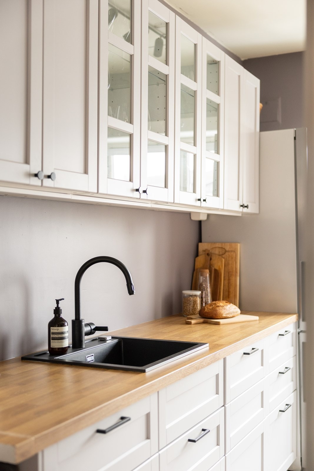 Kjøkkenet har profilerte fronter, laminat benkeplate med nedfelt oppvaskkum og armatur fra Grohe, samt belysning over benkeplaten. Galleribilde