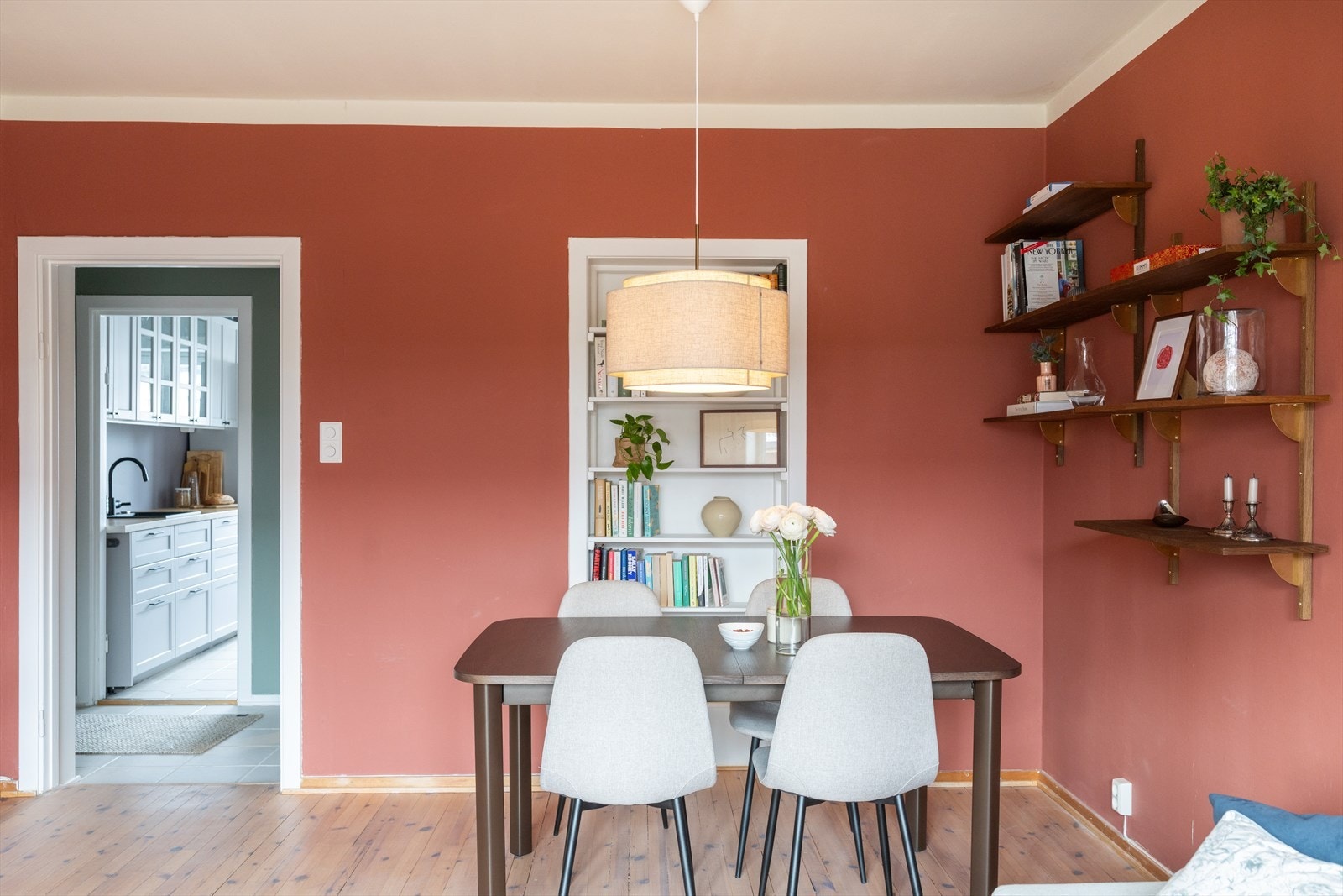 God plass til spisebord hvor du kan dekke opp for flere gjester. Galleribilde