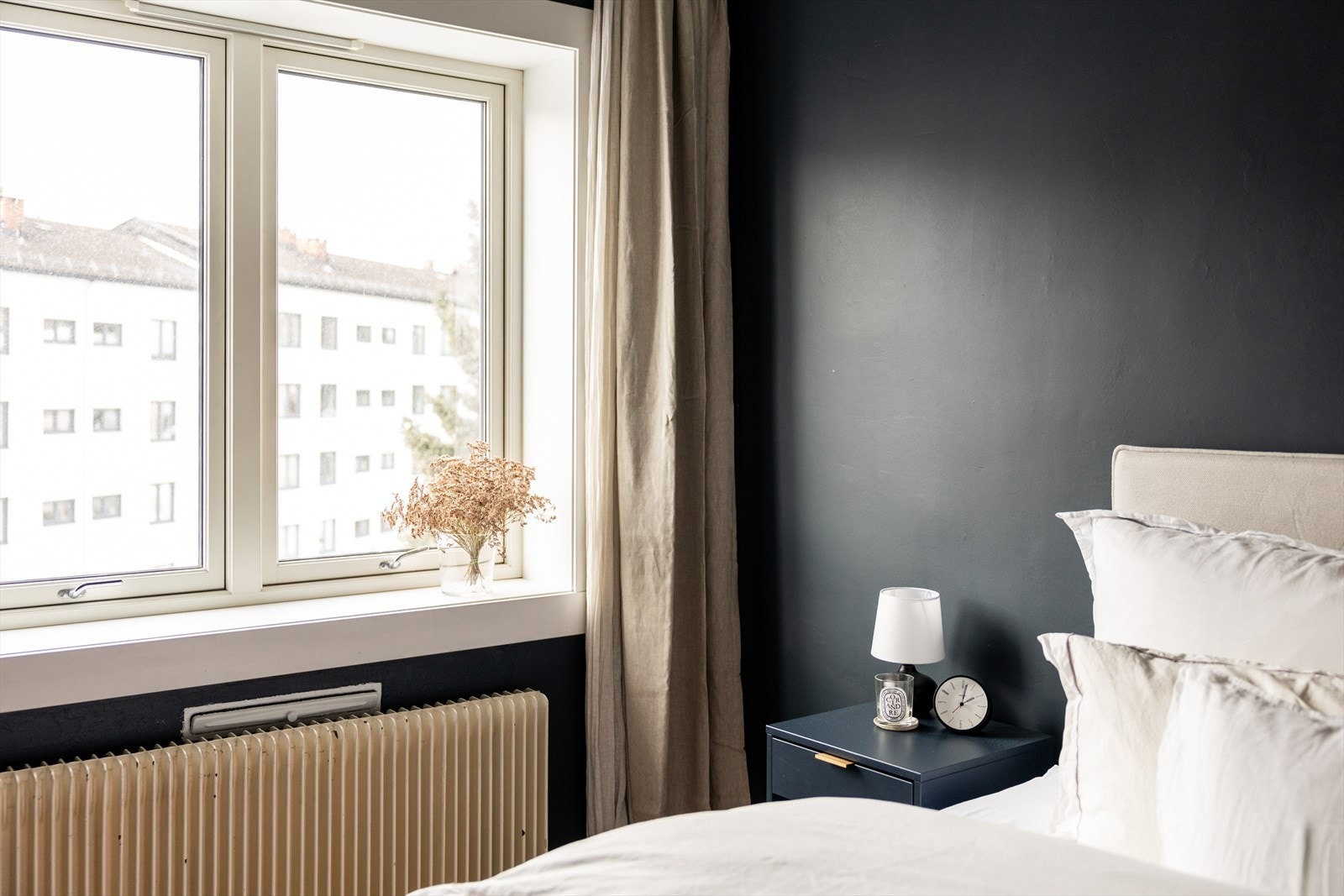 Soverommet er malt i en dyp blågrønn tone som gir rommet en rolig og lun atmosfære. Galleribilde