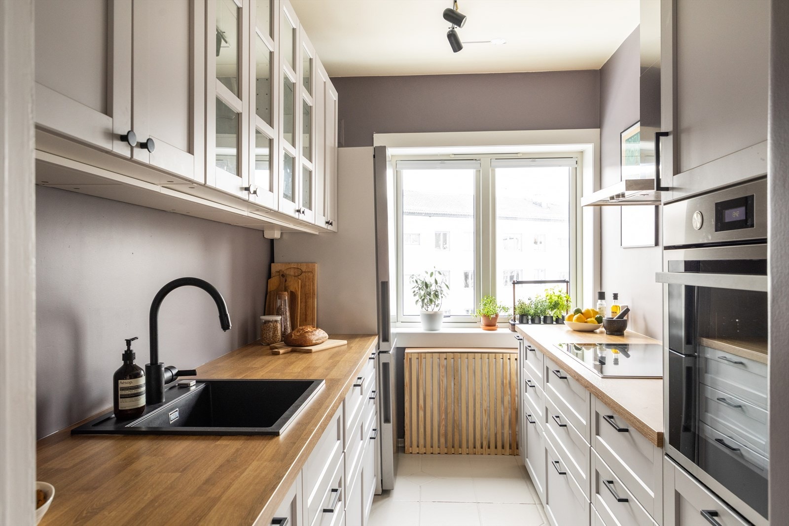 Stilrent kjøkken fra 2024 med god skap- og benkeplass. Galleribilde