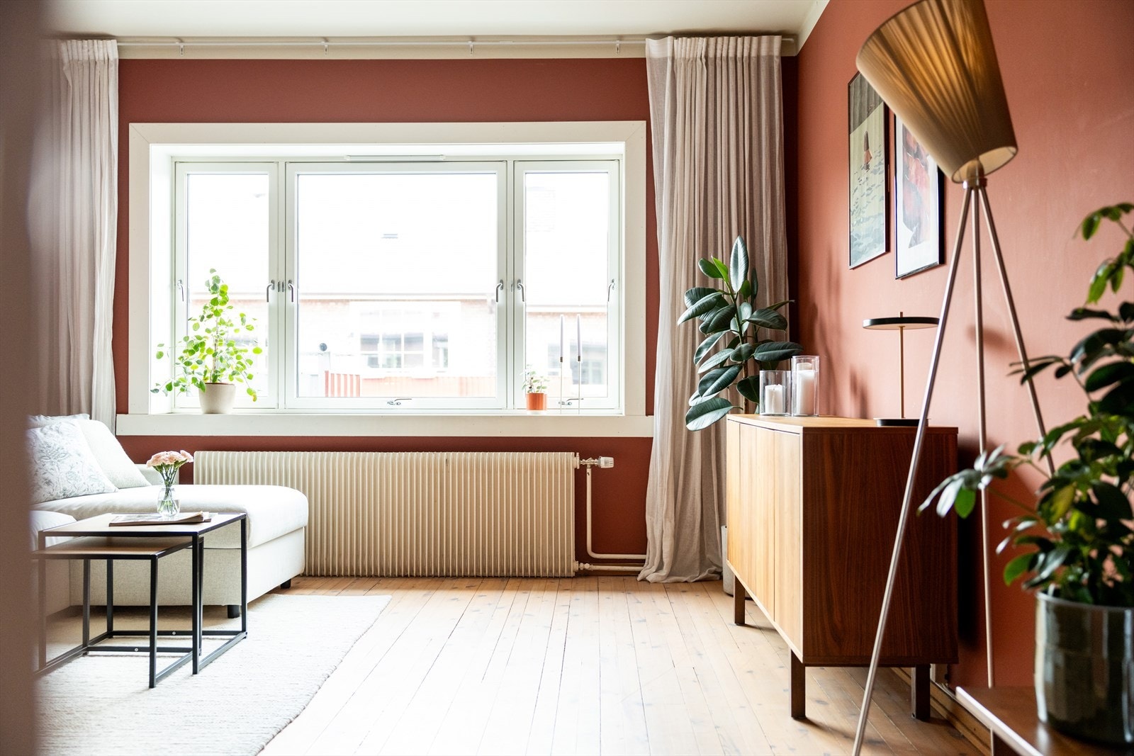 Velkommen til Sandefjordgata 2C! Dette er en innbydende og luftig 2-roms leilighet med en tilbaketrukket og fredelig beliggenhet på Sagene, omgitt av grønne og idylliske omgivelser. Galleribilde