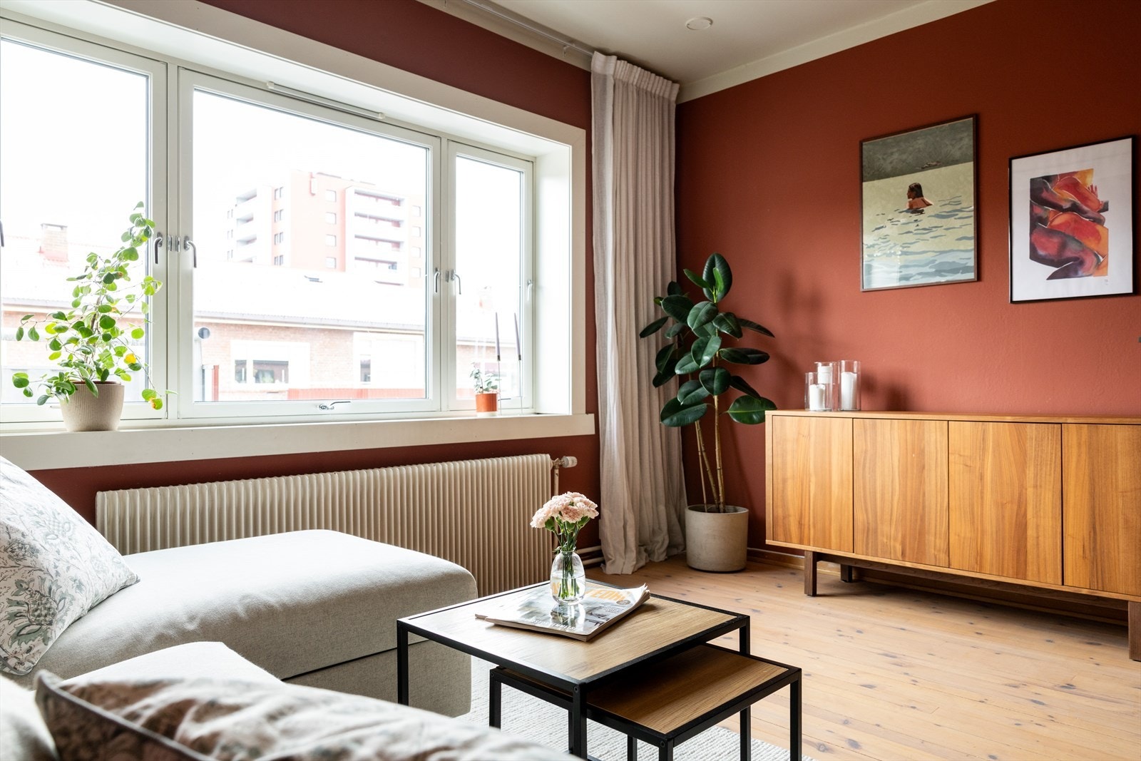 I 2024 ble det etablert smart styring av belysningen med Plejd-taklamper i stue, gang, kjøkken og soverom. Galleribilde