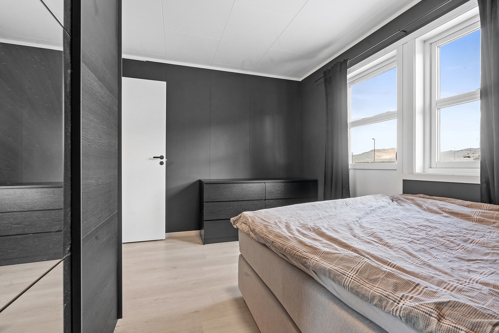 Romslig og pent hovedsoverom med garderobe og utgang til bakhage Galleribilde