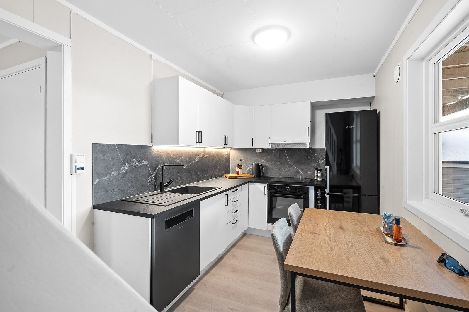 Plass til frokostbord på kjøkkenet Galleribilde