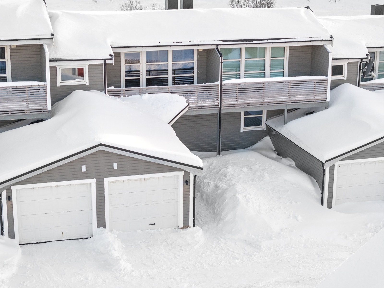 Fasade og garasje Galleribilde