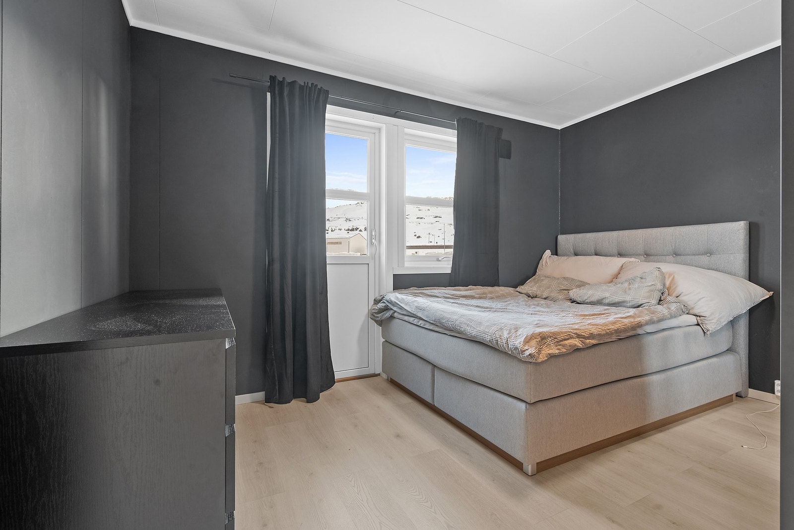 Romslig og pent hovedsoverom med garderobe og utgang til bakhage Galleribilde