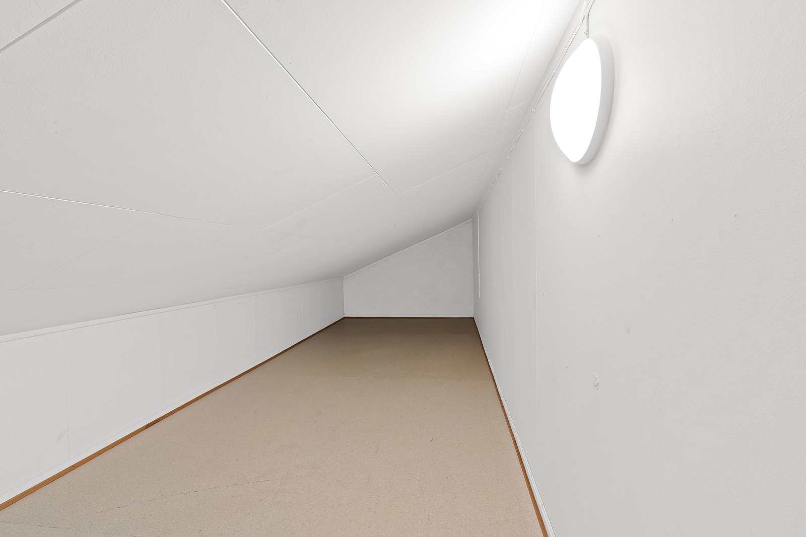 Romslig bodrom ved stuen Galleribilde