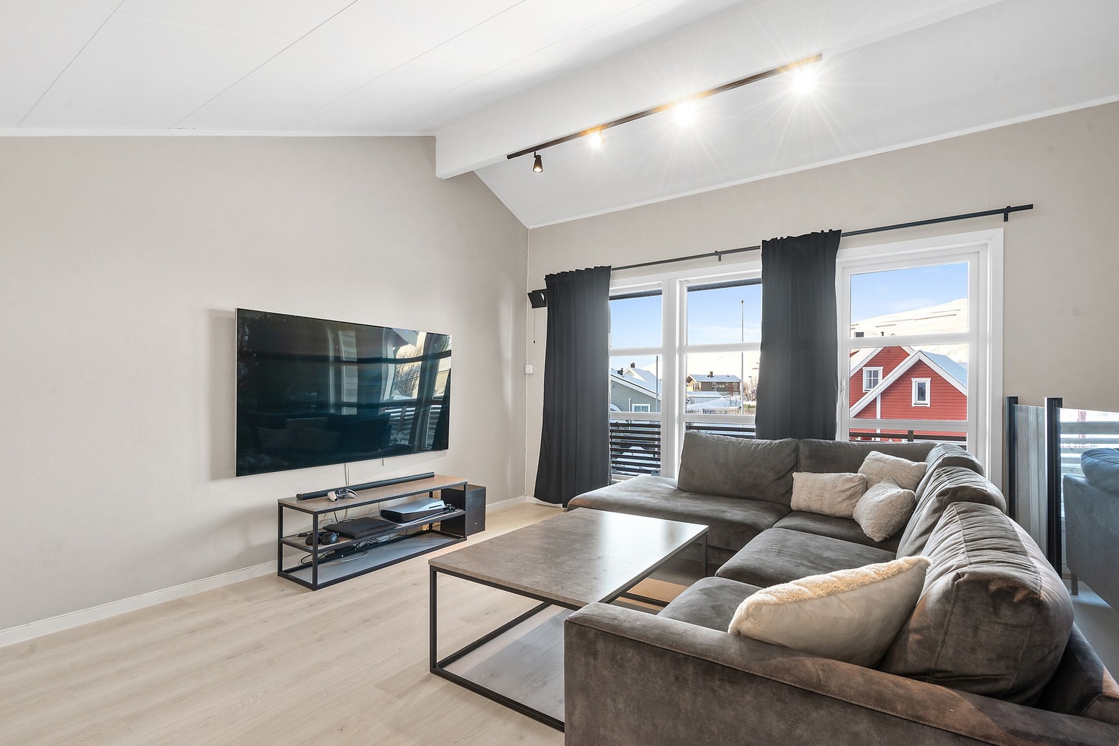 Stuen har utgang til solrik overbygget balkong Galleribilde