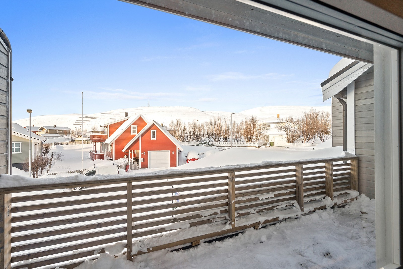 Overbygget balkong med utsikt og gode solforhold Galleribilde