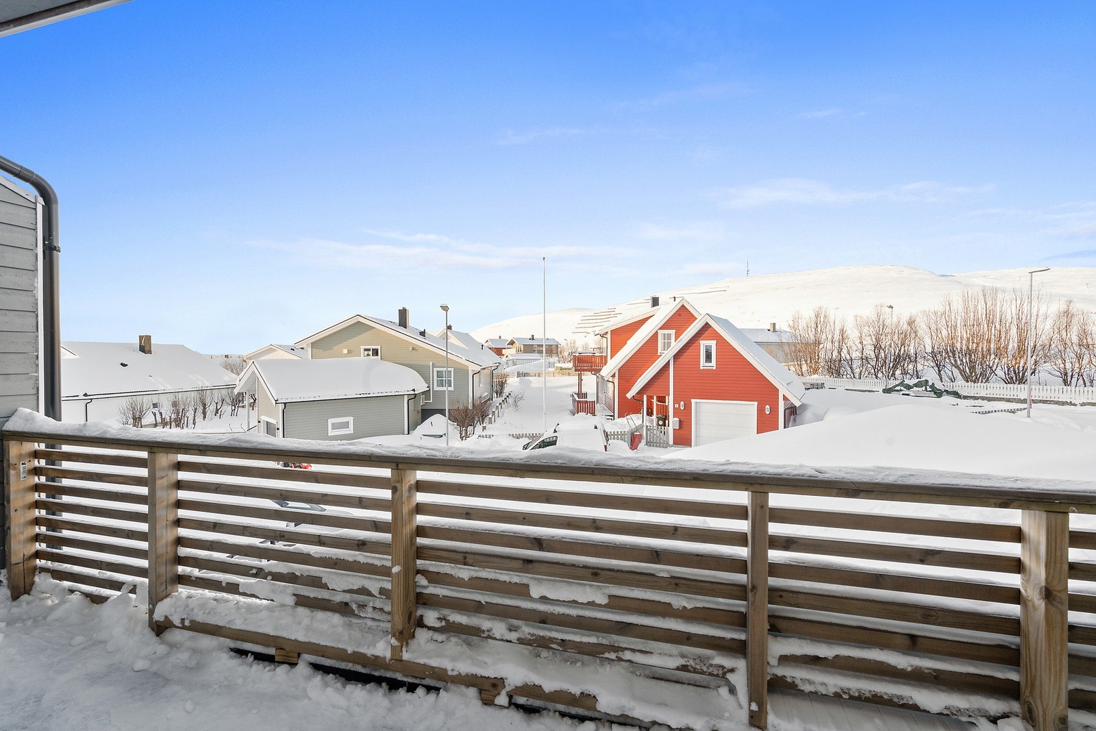 Overbygget balkong med utsikt og gode solforhold Galleribilde