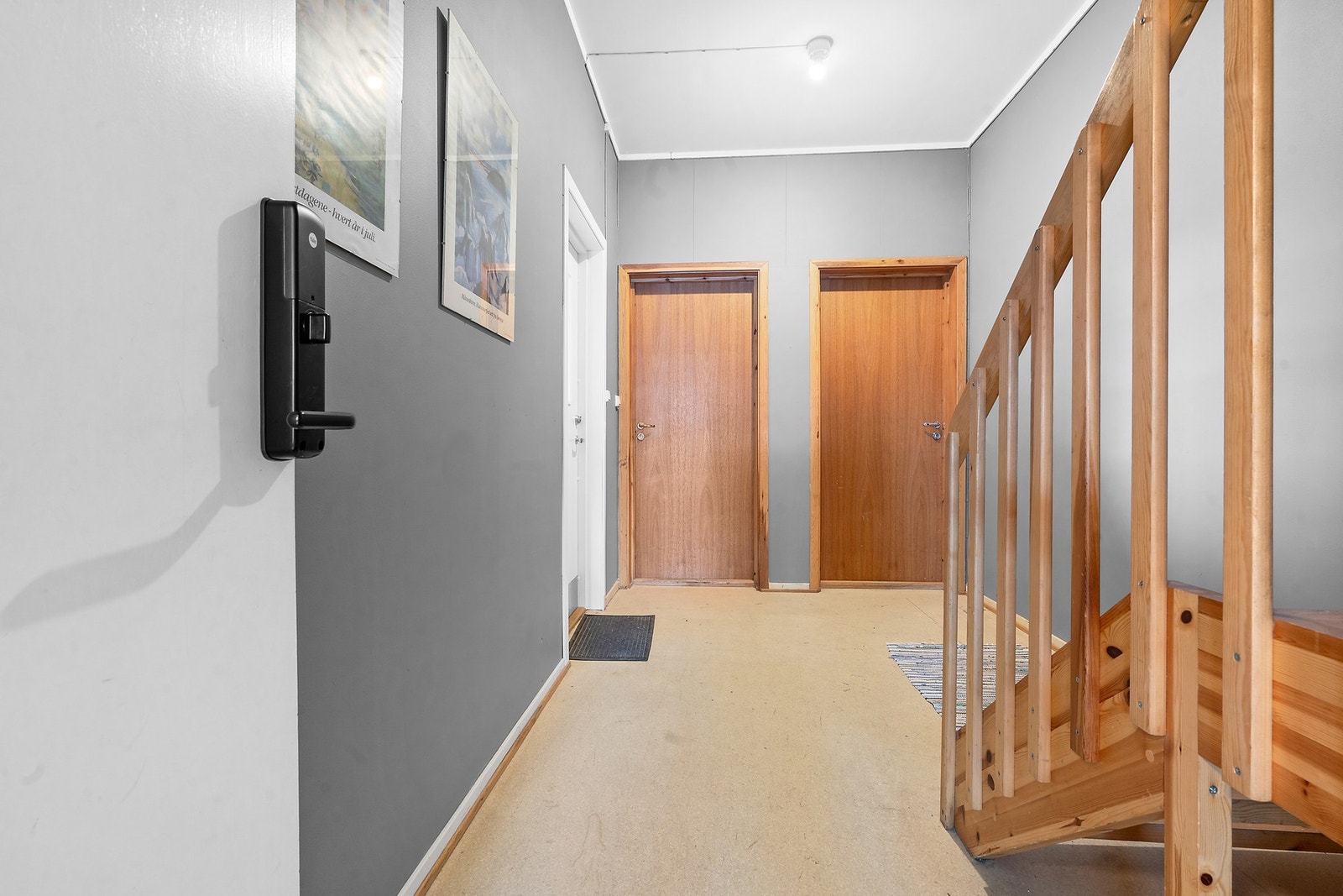 Felles entre/Vindfang med adkomst til bolig og garasje Galleribilde
