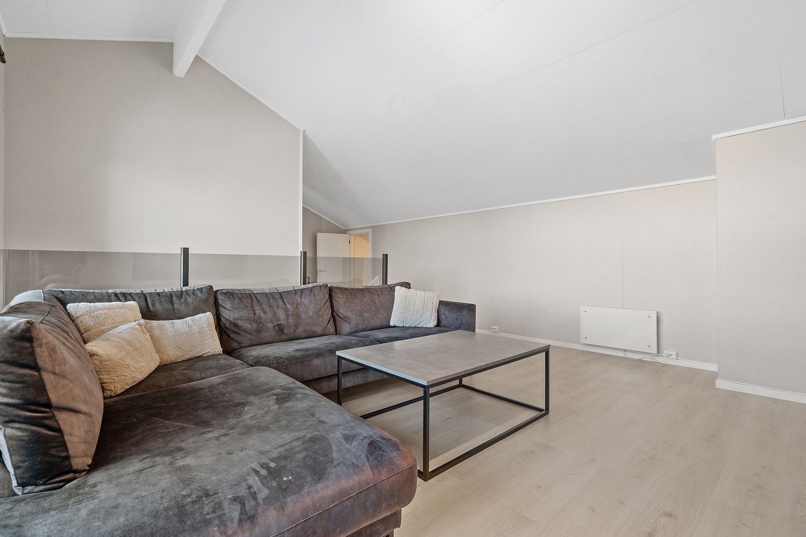 Stuen er romslig med gode møbeleringsmuligheter Galleribilde