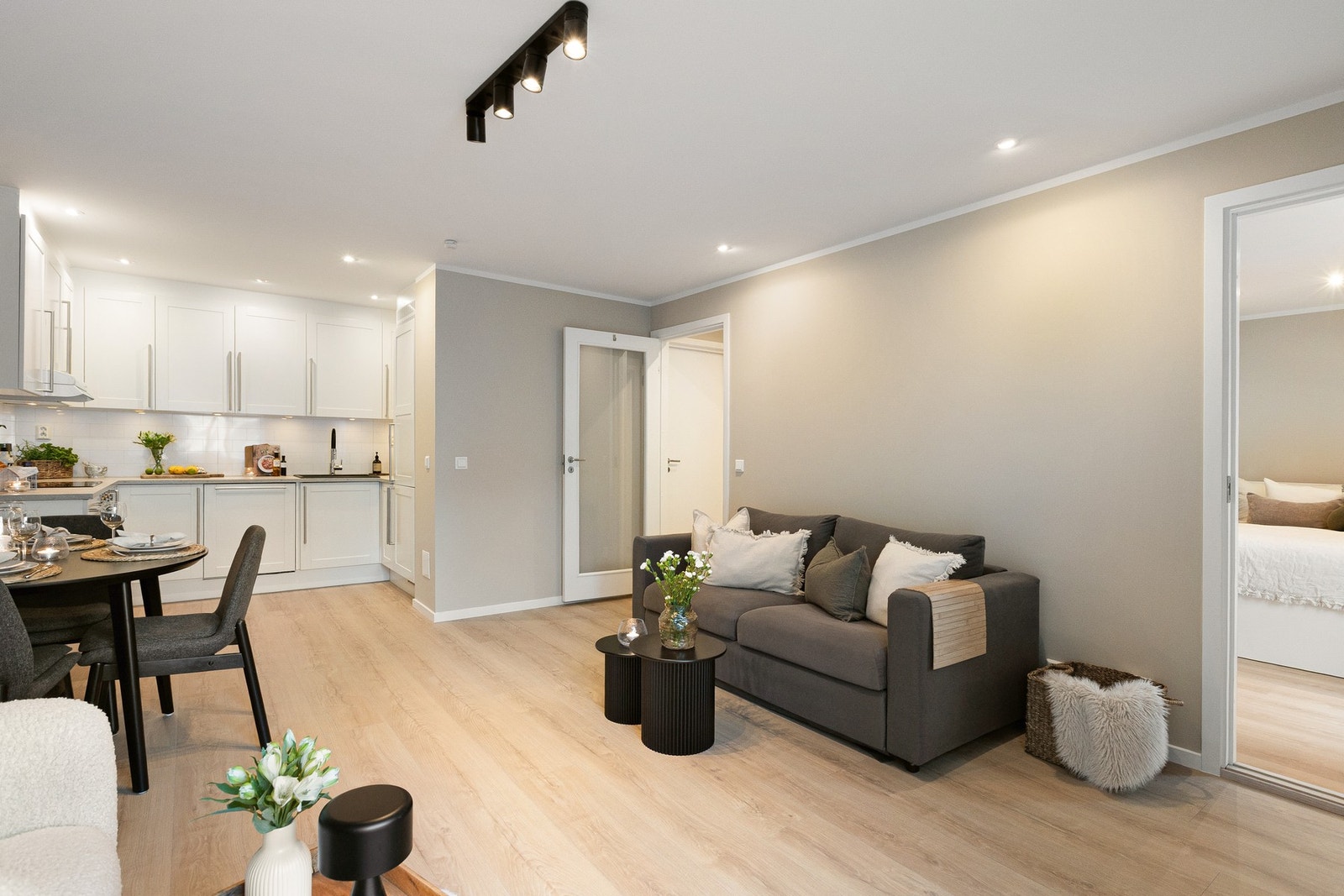 Boligen ble oppgradert i 2026 med ny parkett og nye lister. Galleribilde