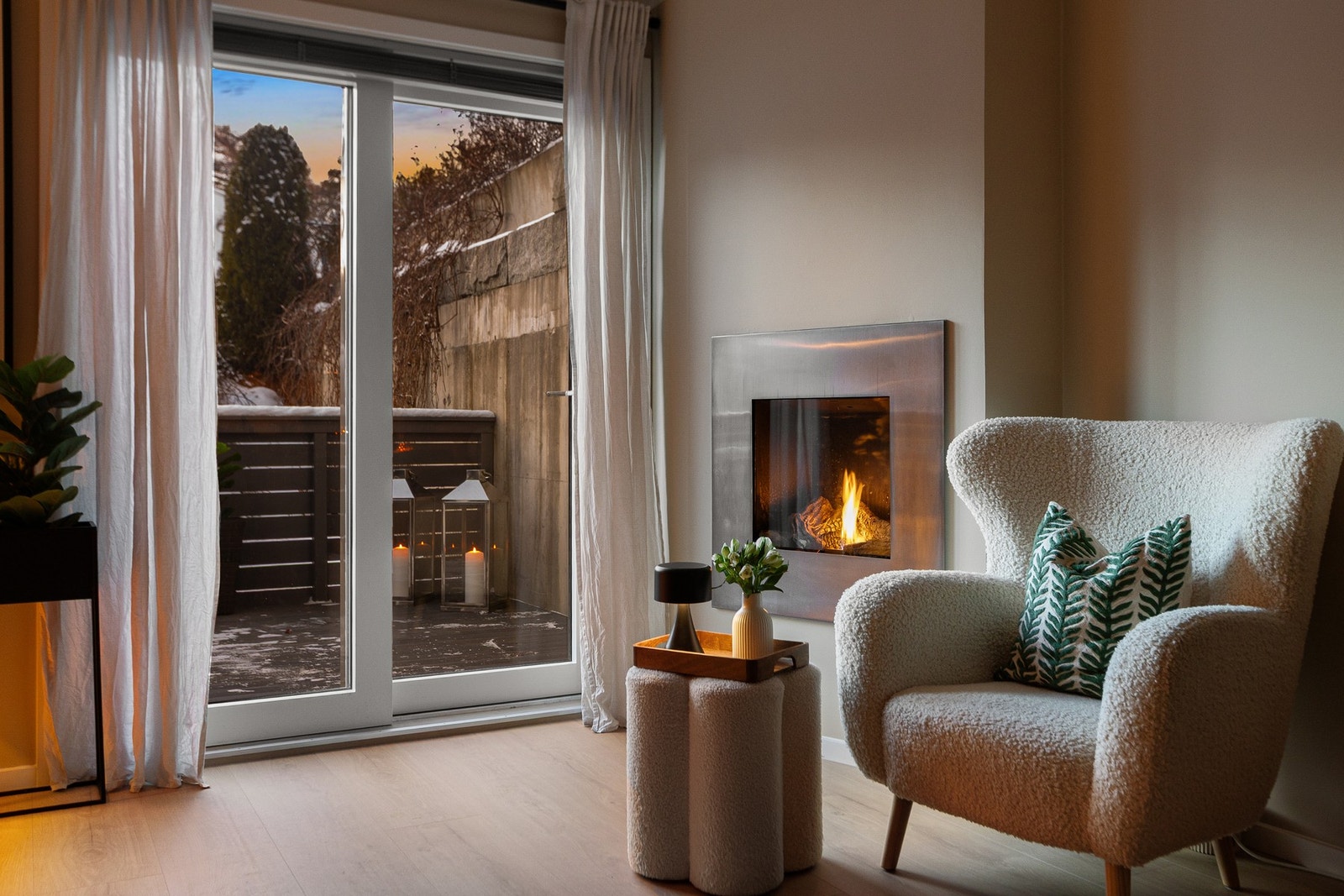 Fra stuen er det utgang til en vestvendt markterrasse på ca. 20 kvm, hvor man kan nyte kveldssolen. Galleribilde