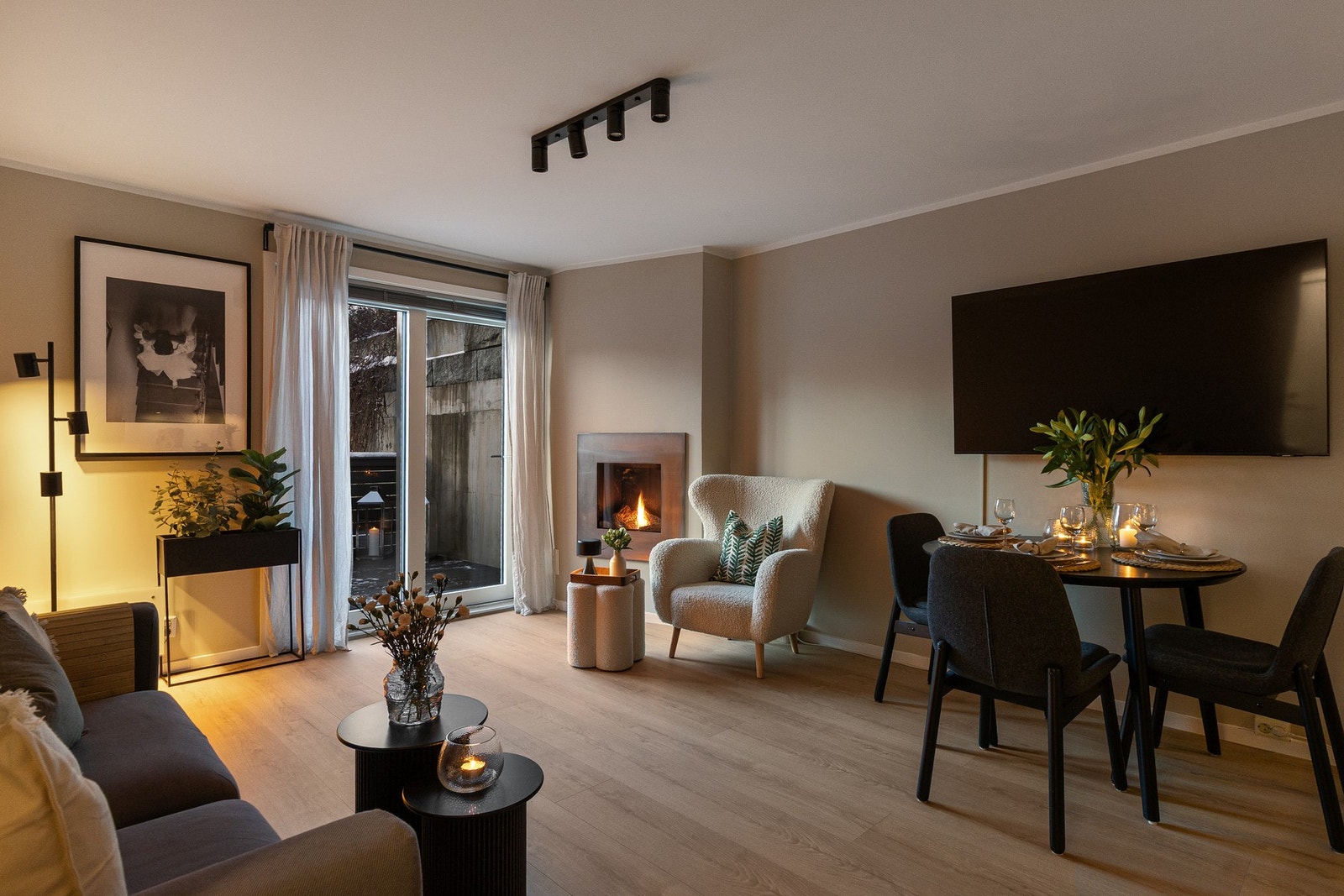 Lun og hyggelig stue med gasspeis som skaper en varm og innbydende atmosfære. Galleribilde