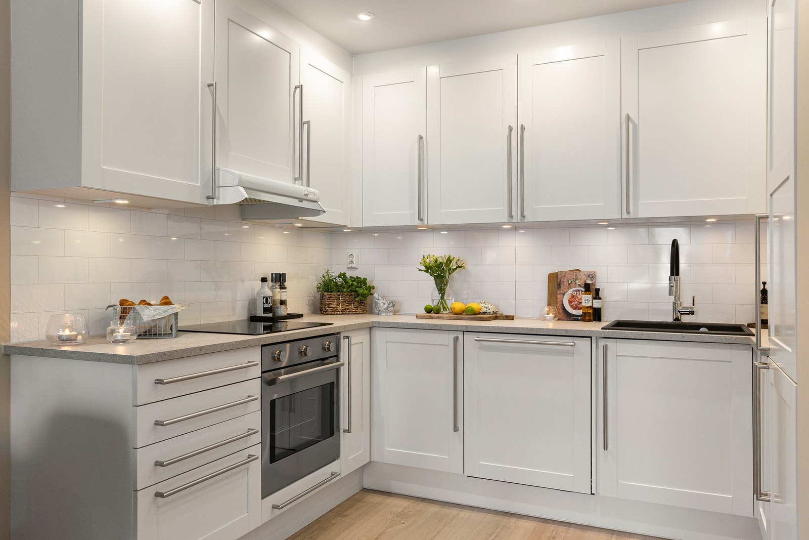 Delikat kjøkken med integrerte hvitevarer. Galleribilde