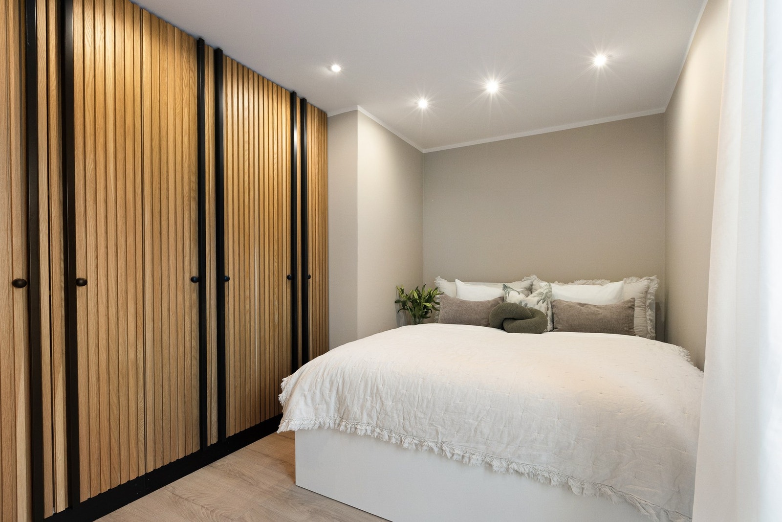 Romslig soverom med svært gode garderobeløsninger. Galleribilde