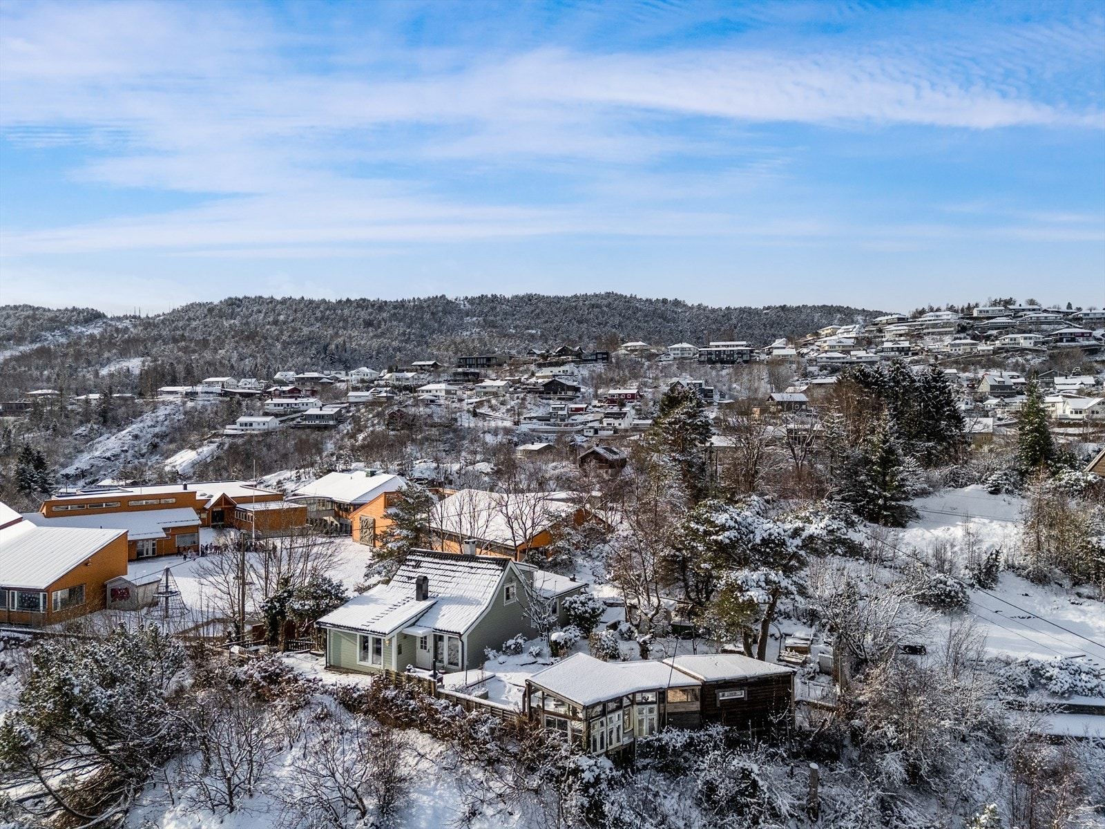 Erdal barneskole rett ved. Galleribilde