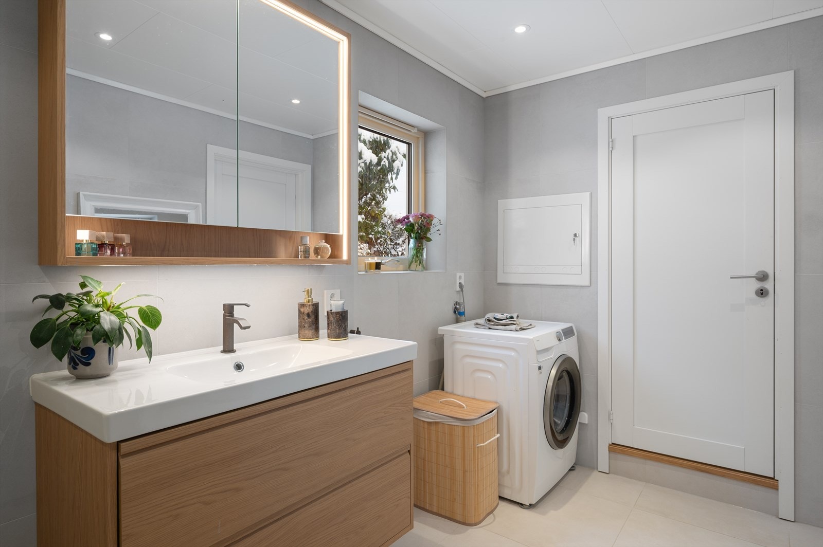 Inneholder dusjhjørne, vegghengt toalett, benkeskap med nedfelt servant, underskap og speilfront med belysning. Galleribilde