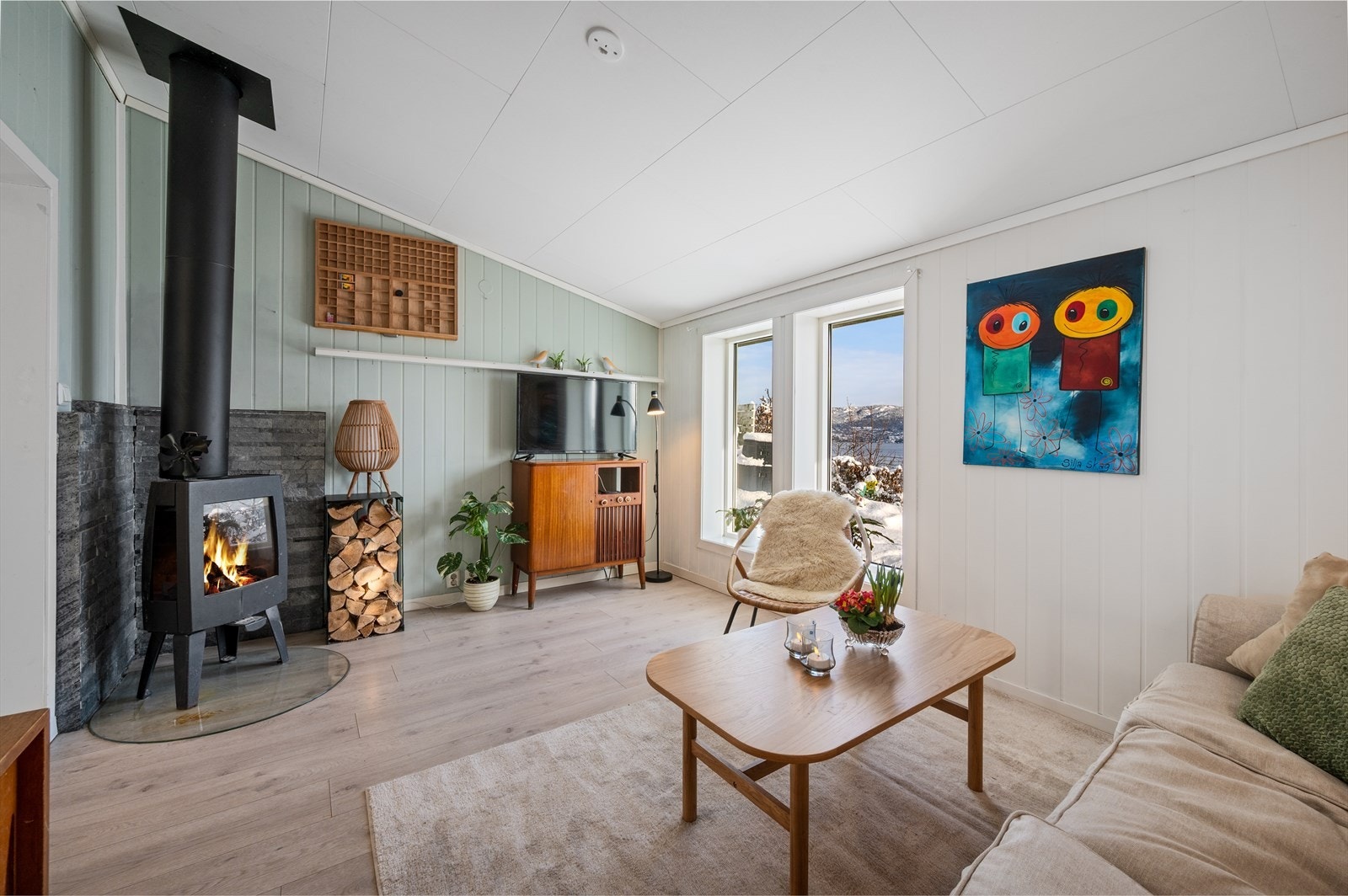 Lyst og luftig med rikelig lysinnslipp fra vindusflatene. Galleribilde