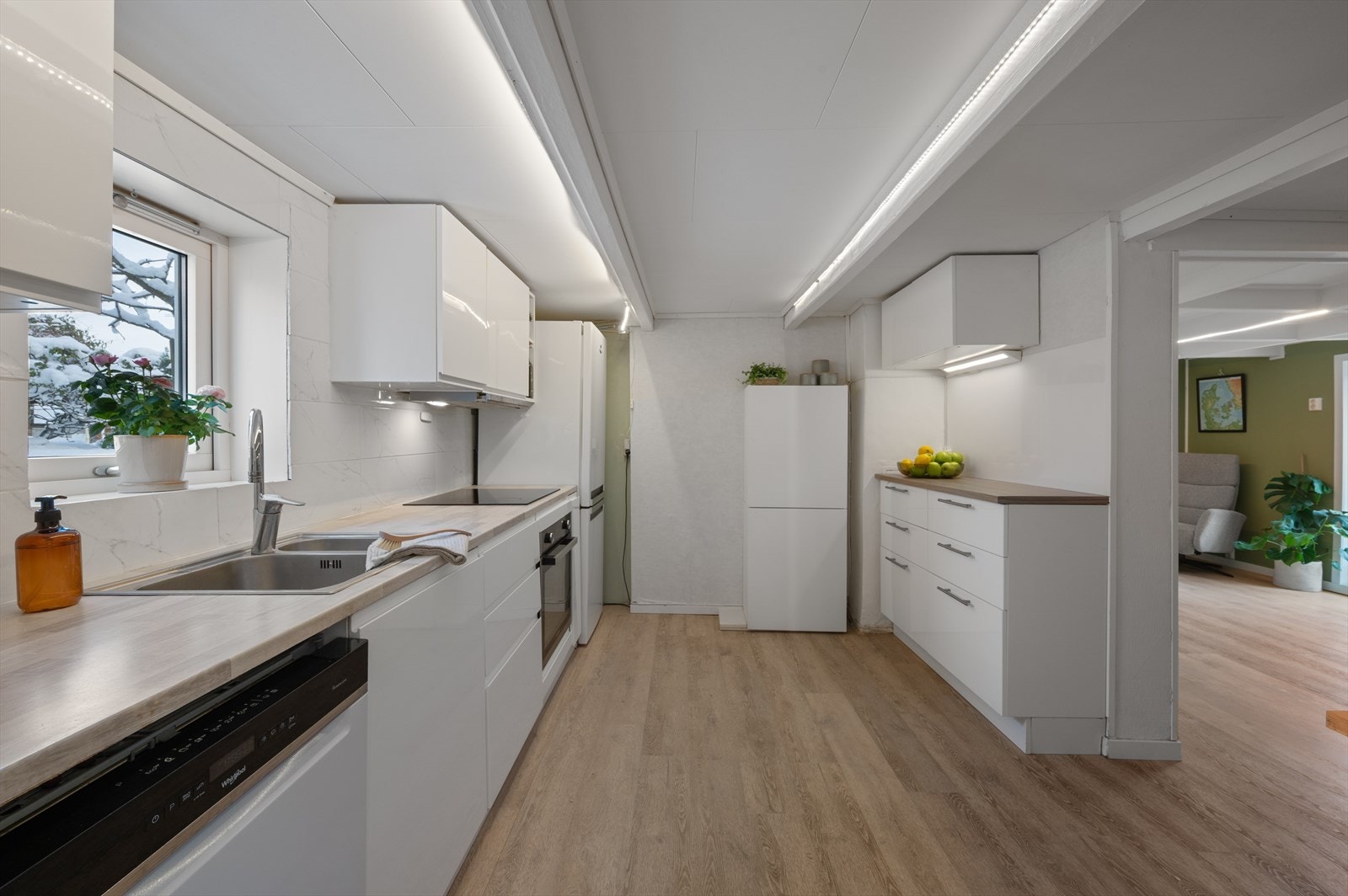 Kjøkkenet har glatte fronter med innhold av laminat benkeplate, nedfelt stålvask, platetopp, komfyr, oppvaskmaskin og kjøleskap/frys. Galleribilde