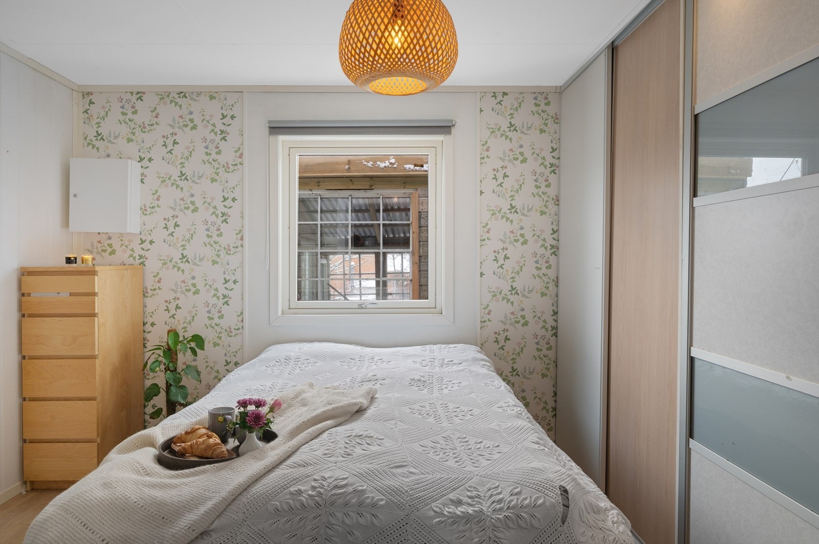 Lyst og luftig med godt lysinslipp fra vindusflate. Galleribilde