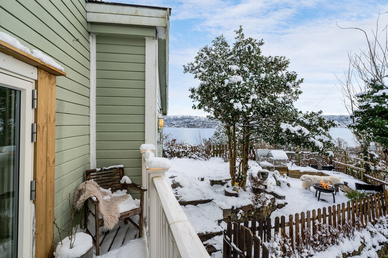 Terrasse med utgang fra stuen. Galleribilde