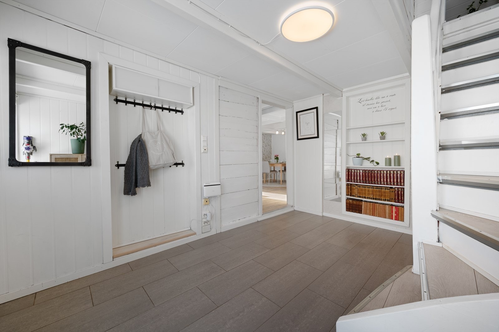 Man blir møtt av en stor lys gang som fører deg videre til etasjens resterende rom. Galleribilde