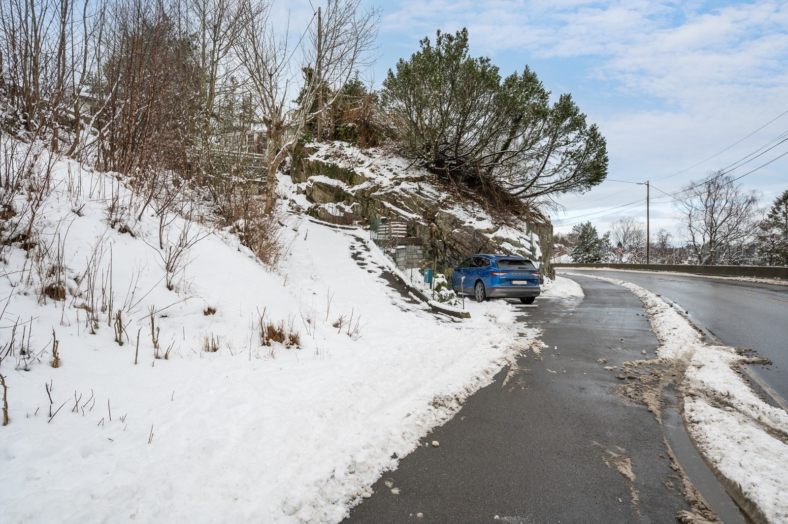 Parkering på egen tomt. Selger har muntlig avtale med skolen vedrørende parkering på gitte tidspunkt. Galleribilde