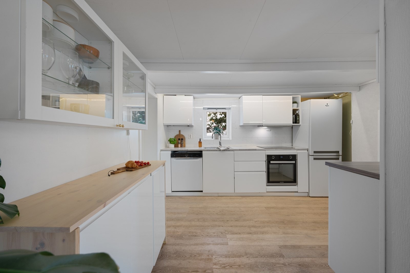 Ett innholdsrikt kjøkken med god oppbevaringsplass. Galleribilde