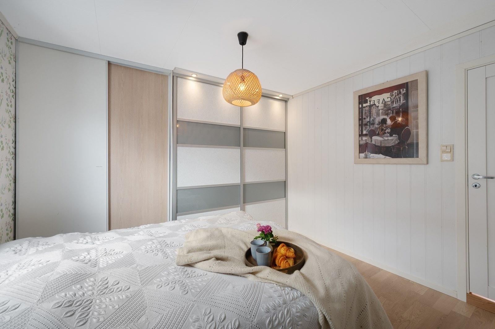 Rommets størrelse gir gode innredningsmuligheter med garderobe løsning og diverse. Galleribilde