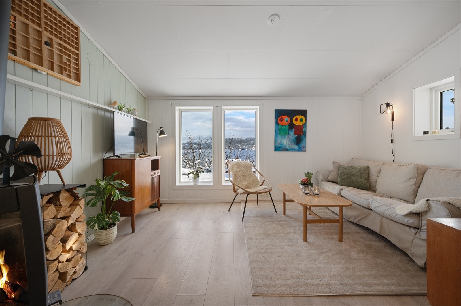 Stuen er av særdeles fin størrelse (32,4 kvm). Galleribilde