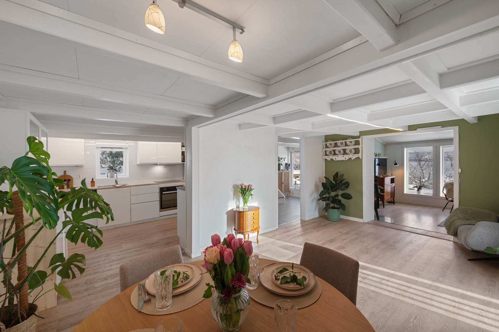 Fra stuen kommer man direkte til kjøkkenet. Galleribilde